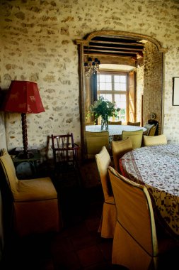 Poitiers, Fransa - 4 Ağustos 2018: yemek odası iç Fransız chateau 