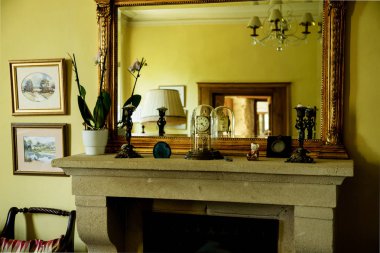 Poitiers, Fransa - 4 Ağustos 2018: oturma odası iç vintage Fransız tarzı, eski chateau rahat bir atmosfer