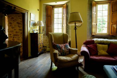 Poitiers, Fransa - 4 Ağustos 2018: oturma odası iç vintage Fransız tarzı, eski chateau rahat bir atmosfer