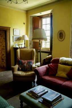 Poitiers, Fransa - 4 Ağustos 2018: oturma odası iç vintage Fransız tarzı, eski chateau rahat bir atmosfer