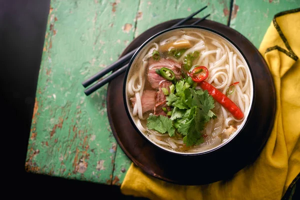 Soupe Vietnamienne Traditionnelle Pho Boeuf Coriandre Fraîche Sur Table Rustique — Photo
