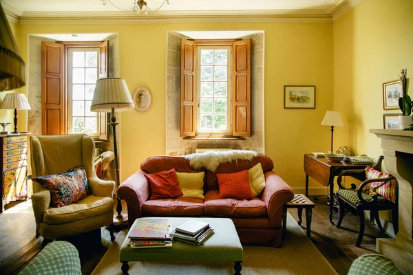 Poitiers, Fransa - 4 Ağustos 2018: oturma odası iç vintage Fransız tarzı. Eski chateau rahat bir atmosfer