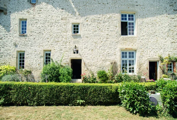 普瓦捷 2018年8月4日 法国传统城堡外观与小花园夏季 — 图库照片