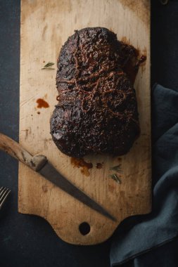 Yavaş pişirilmiş domuz eti ile ahşap üzerine bıçakla cam şeker kurulu, yakın çekim kesme 