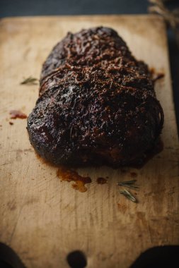 Yavaş pişirilmiş domuz üzerinde ahşap cam şeker kurulu, yakın çekim kesme 