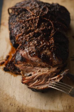 Yönetim Kurulu, yakın çekim yavaş pişirilmiş domuz şeker cam ve ahşap çatalı ile kesme 