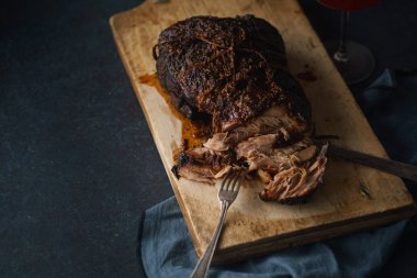 Yönetim Kurulu, yakın çekim yavaş pişirilmiş domuz şeker cam ve ahşap çatalı ile kesme 