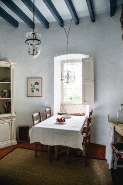 Poitiers, Fransa - 10 Ağustos 2018: Mutfak iç eski moda mutfak eşyaları ile Fransız şatoda