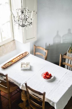 Poitiers, Fransa - 10 Ağustos 2018: Eski moda mutfak eşyaları ile Fransız chateau mutfak iç