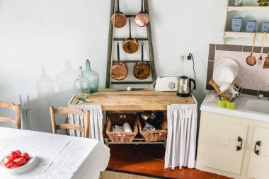 Poitiers, Fransa - 10 Ağustos 2018: Mutfak iç eski moda mutfak eşyaları ile Fransız şatoda