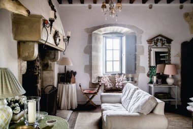 Poitiers, Fransa - 10 Ağustos 2018: oturma odası iç vintage tarzı eski baca ve ahşap tavan, eski chateau rahat atmosferi ile Fransız