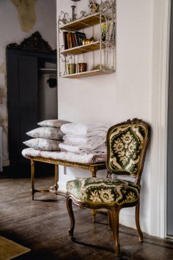 Poitiers, Fransa - 10 Ağustos 2018: oturma odası iç vintage tarzı eski sandalye beyaz duvarının yakınında, eski chateau rahat atmosferi ile Fransız
