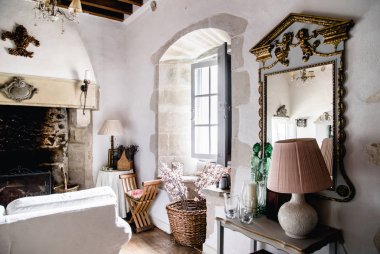 Poitiers, Fransa - 10 Ağustos 2018: oturma odası iç vintage tarzı eski baca ve ahşap tavan, eski chateau rahat atmosferi ile Fransız
