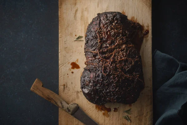 Cerdo Cocido Fuego Lento Con Glaseado Azúcar Con Cuchillo Tabla — Foto de Stock