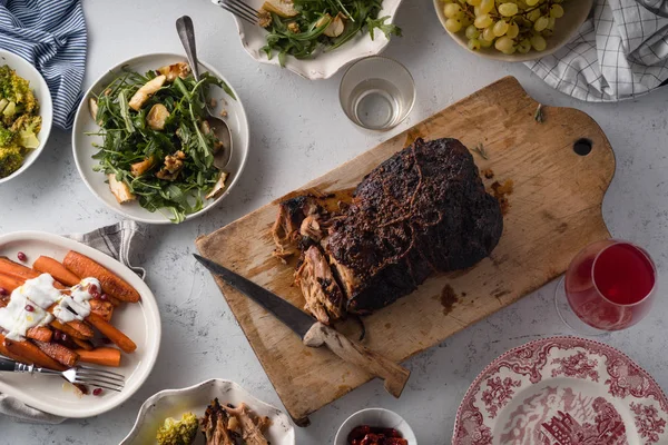 Gran Cena Festiva Con Cerdo Asado Lento Platos Con Verduras — Foto de Stock