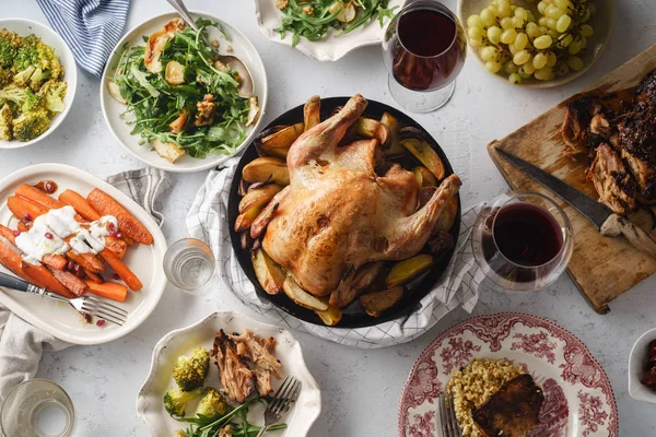 Großes Festessen Mit Gebratenem Huhn Und Wein Mit Dekoration Festkonzept — Stockfoto