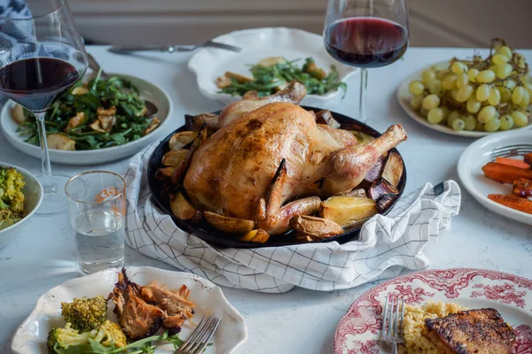 Gran Cena Festiva Con Pollo Asado Vino Con Guarnición Concepto — Foto de Stock