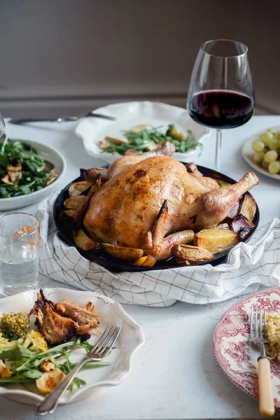 Gran Cena Festiva Con Pollo Asado Vino Con Guarnición Concepto — Foto de Stock