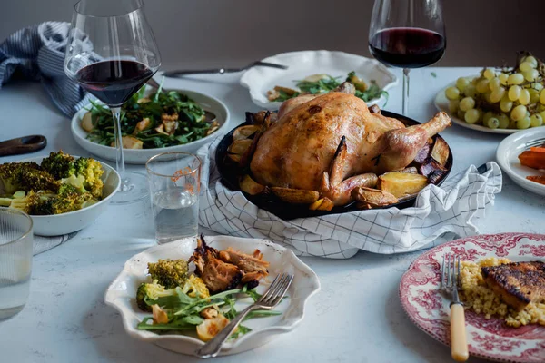 Gran Cena Festiva Con Pollo Asado Vino Con Guarnición Concepto — Foto de Stock