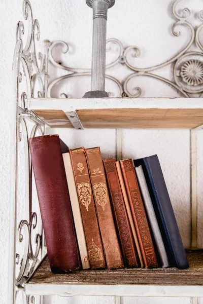 Vintage Bücher Regal Neben Weißer Wand — Stockfoto