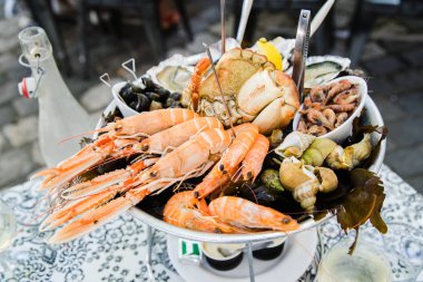 Fransız yaz restoranda taze çeşitli deniz ürünleri ile plaka 