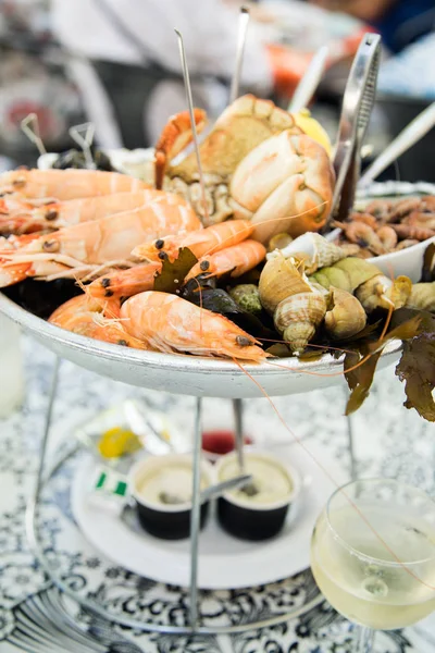 Assiette Avec Des Fruits Mer Frais Assortis Dans Restaurant Été — Photo