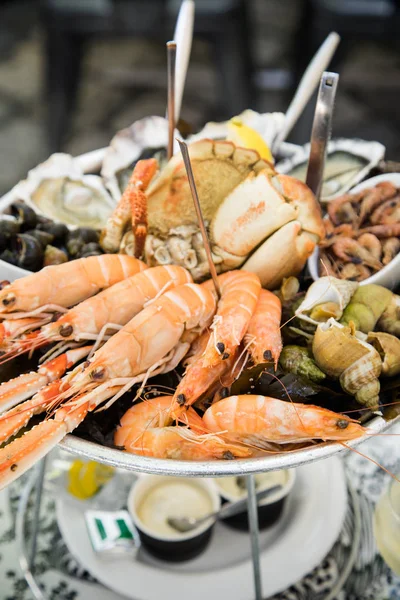 Assiette Avec Des Fruits Mer Frais Assortis Dans Restaurant Été — Photo