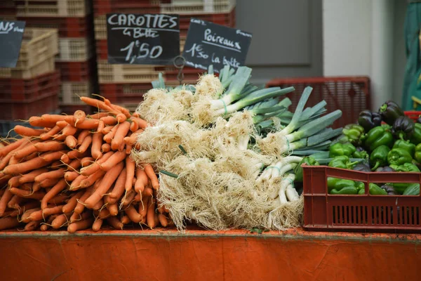 Різні Свіжі Овочі Коробках Стійці Французькому Міському Ринку — стокове фото