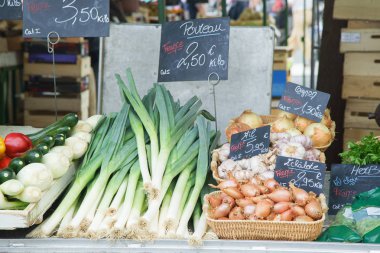 Çeşitli taze sebze stand Fransız şehir Market