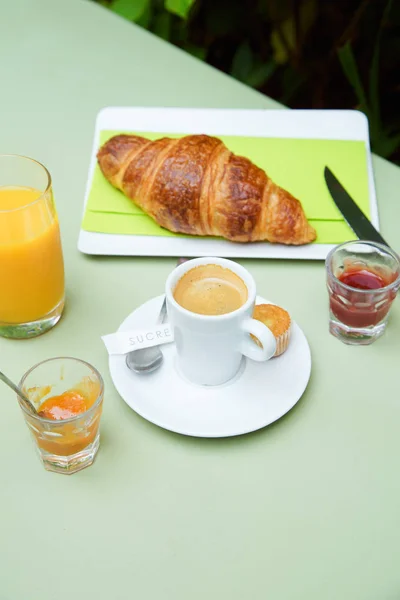 Francuskie Śniadanie Kawą Pucharze Rogalik Soku Pomarańczowego Dżem Zielony Stół — Zdjęcie stockowe