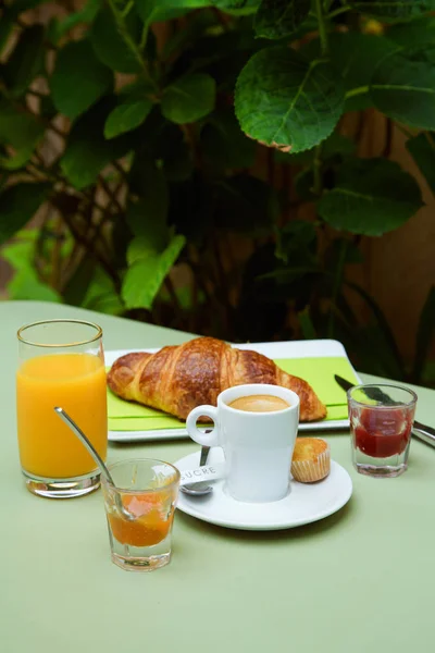 Café Manhã Francês Com Café Xícara Croissant Com Suco Laranja — Fotografia de Stock