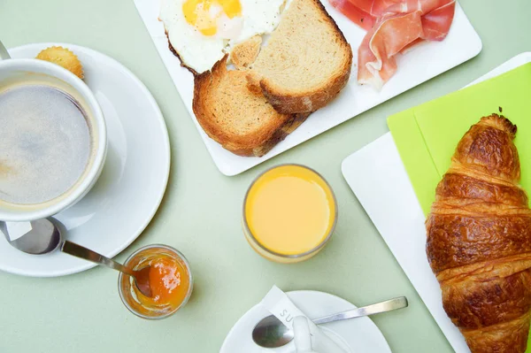 Francia Reggeli Asztalon Kis Kávézóban Belső Kert Csésze Kávé Croissant — Stock Fotó