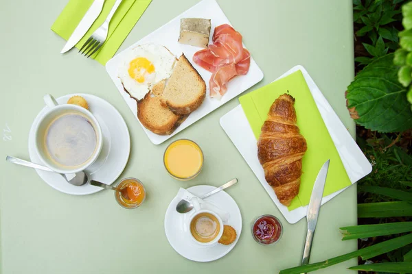 Французький Сніданок Стіл Невеликих Кафе Внутрішнім Садом Чашки Кави Круасани — стокове фото