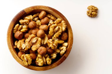 ham ceviz ve fındık ahşap kase beyaz arka plan üzerinde izole karışık 