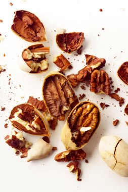 Kırık ve beyaz arka plan üzerinde açılan pekan fındık izole