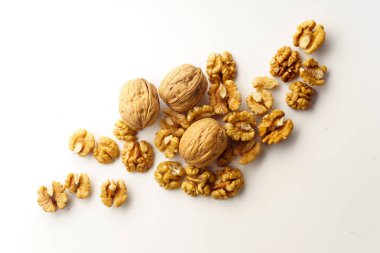 Ham ceviz beyaz arka plan üzerinde izole fındık kabuğu ile yığını üstten görünüm 