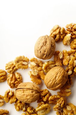 Ham ceviz beyaz arka plan üzerinde izole fındık kabuğu ile yığını üstten görünüm 