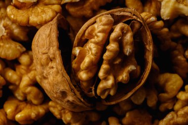Arka plan bulanık üzerinde kırık nutshells ile ham ceviz 