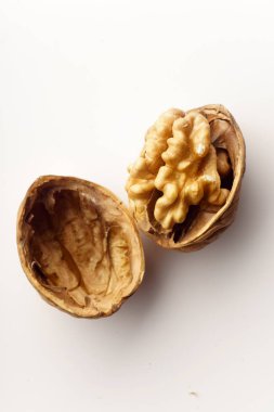 Kırık nutshells beyaz zemin üzerine izole ham ceviz yakın çekim 