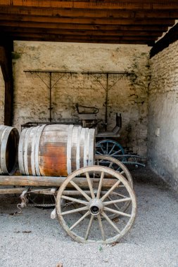 Chateau de Chenonceau Fransa Loire Valley bölgesinde Chenonceau Kalesi, kırsal çiftliğinde ahşap sepeti eski vintage varil 