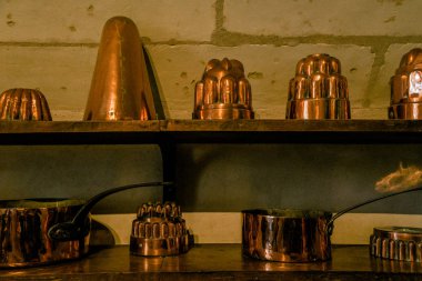 Vintage bakır dishware ahşap raf 