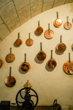 Vintage bakır dishware duvarda asılı