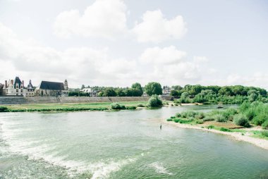 büyük Fransa yaz günü nehir Loire kıyısında eski binalar