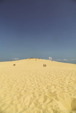 Kum üzerinde yürüyen insanlar Dune du Pilat, Fransa çöl