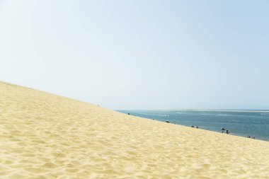 Kum üzerinde yürüyen insanlar Dune du Pilat, Fransa çöl
