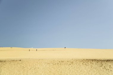Kum üzerinde yürüyen insanlar Dune du Pilat, Fransa çöl