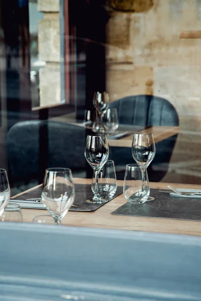 Restaurante Interior Con Sillas Verdes Mesa Madera Servida Antes Cena — Foto de Stock