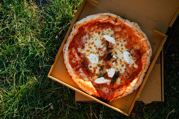 Pizza Italiana Com Molho Tomate Burrata Fresca Caixa Papelão Aberta — Fotografia de Stock
