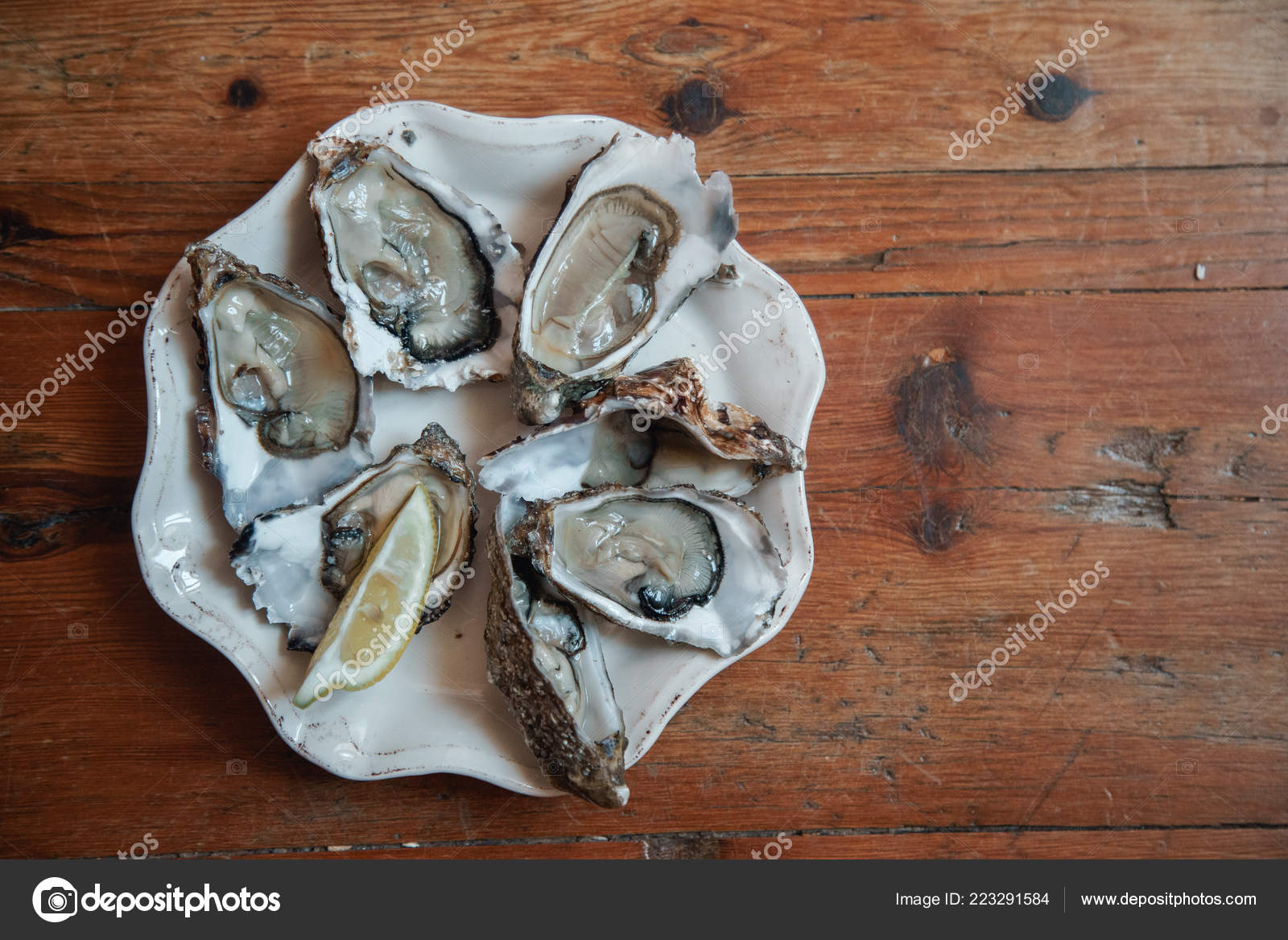 Plate Fresh Opened French Oysters Slice Lemon Wooden Table — Stock