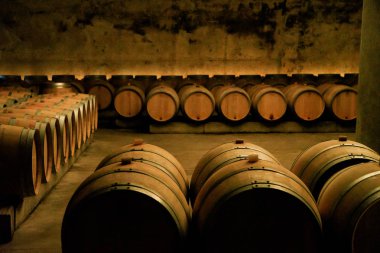 Ahşap varil şaraphane Cellar'da şarap ile 